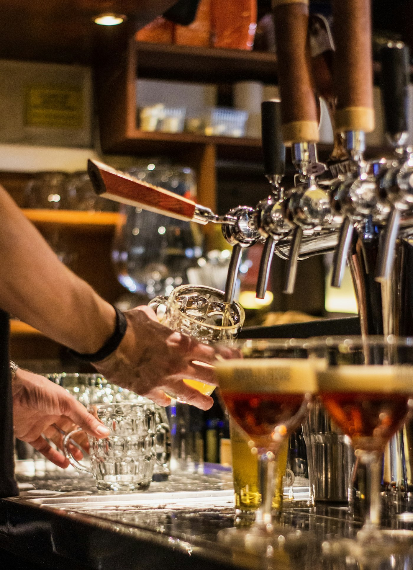 Bier wird an der Festival-Bar gezapft